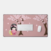 Spring Kokeshi Doll - Stomme Japanse geisha op Roz Bureaumat (Keyboard & Muis)