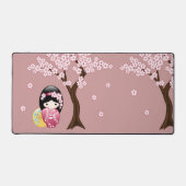 Spring Kokeshi Doll - Stomme Japanse geisha op Roz Bureaumat (Voorkant)