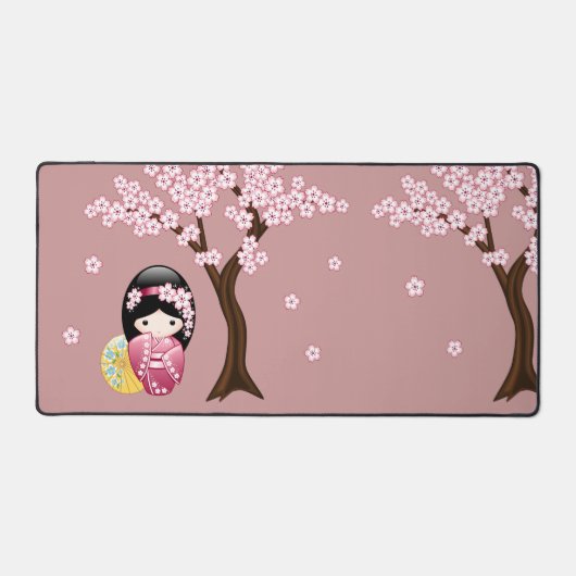 Spring Kokeshi Doll - Stomme Japanse geisha op Roz Bureaumat (Voorkant)