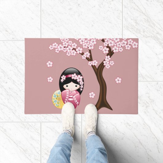 Spring Kokeshi Doll - Stomme Japanse geisha op Roz Deurmat (Binnen)