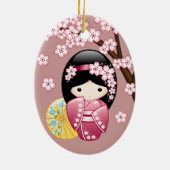 Spring Kokeshi Doll - Stomme Japanse geisha op Roz Keramisch Ornament (Achterkant)