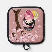 Spring Kokeshi Doll - Stomme Japanse geisha op Roz Pannenlap (Voorkant)