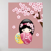 Spring Kokeshi Doll - Stomme Japanse geisha op Roz Poster (Voorkant)