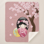 Spring Kokeshi Doll - Stomme Japanse geisha op Roz Sherpa Deken (Voorkant)