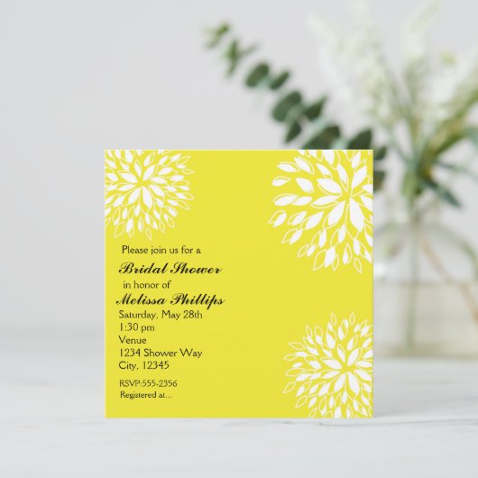 Spring Modern Geel & Wit Bloemen Uitnodiging (Staand voorkant)
