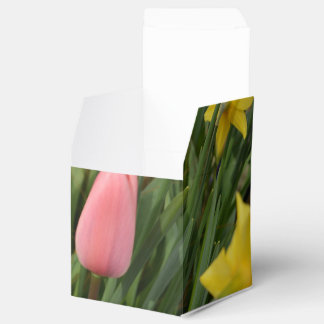spring pink tulip and yellow daffodil flowers bedankdoosjes