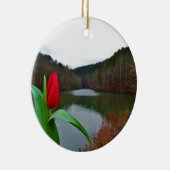 Spring Red Tulip at Lake Arrowhead Keramisch Ornament (Rechts)