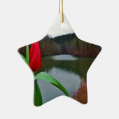 Spring Red Tulip at Lake Arrowhead Keramisch Ornament (Rechts)
