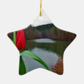 Spring Red Tulip at Lake Arrowhead Keramisch Ornament (Voorkant)