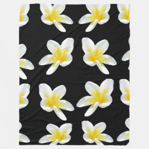 Spring Serenade: Gele Frangipanis op zwart, Fleece Deken