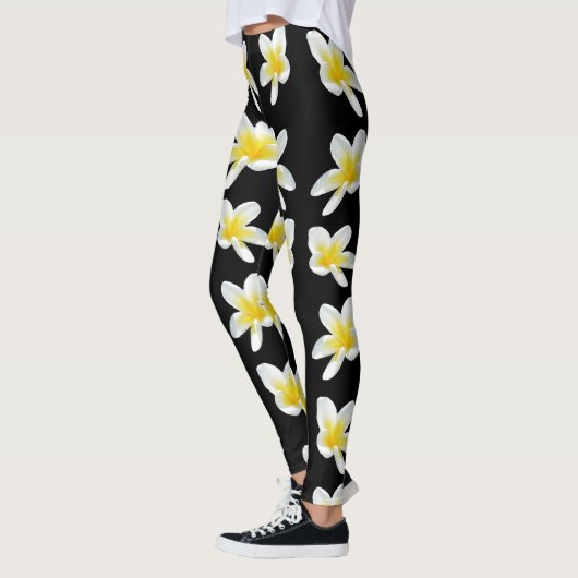 Spring Serenade: Gele Frangipanis op zwart, Leggings (Links)