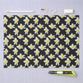 Spring Serenade: Gele Frangipanis op zwart, Tissuepapier (Craft)