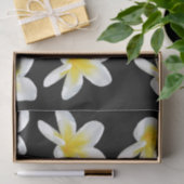 Spring Serenade: Gele Frangipanis op zwart, Tissuepapier (Geschenk)