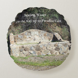 Spring Watering gat op oude Rd. naar het paradijs. Rond Kussen