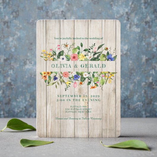 Spring Wildflowers on Wood Wedding Invitation  Kaart