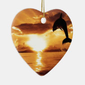 springdolfijn met prachtige zonsondergang over het keramisch ornament (Rechts)