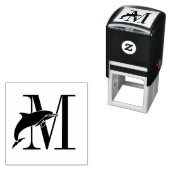 Springende dolfijn boven enkele vetgedrukte initië  zelfinktende stempel (In situ)