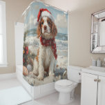 Springer Spaniel Dog Christmas  Beach Douchegordijn<br><div class="desc">Breng de warmte van de feestdagen naar de kust met dit charmante, op vintages geïnspireerde ontwerp met een feestelijke hond die op een sereen strand zit. Met een klassieke vakantietoets van nostalgische tinten en kustvibes, vangt dit kunstwerk de magie van Kerstmis door het zee. Perfect voor het verspreiden van feestvreugde,...</div>
