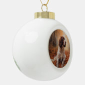 Springer Spaniël in Herfstbladeren Herfst Inspire Keramische Bal Ornament (Links)
