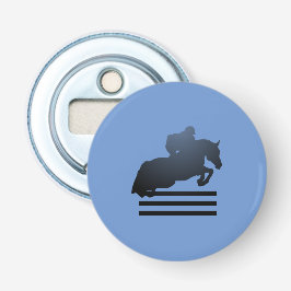 Springruiter die een hindernis neemt. Button Flesopener