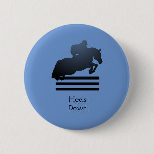 Springruiter die een hindernis neemt. Ronde Button 5,7 Cm