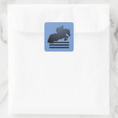 Springruiter die een hindernis neemt. Vierkante Sticker (Tas)
