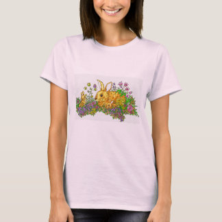 Springtime konijntjes in een bloemenveld t-shirt