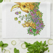 Springtime konijntjes in een bloemenveld theedoek (Gevouwen)