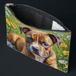 Springtime Staffordshire Bull Terrier Puppy, Etui<br><div class="desc">Dit kleine Staffordshire Bull Terrier Pup is dol op de lente en ligt in een veld van blauwe en gele madeliefjes.</div>