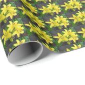 Springtime Vibrant Yellow Lily Foto ontworpen Cadeaupapier (Rol Hoek)