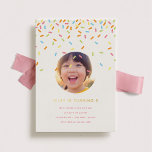Sprinkle Kids Verjaardagsfeestje Foto Goud Folie Uitnodiging<br><div class="desc">Vier de speciale dag van uw kind met onze Sweet Sprinkle Kids verjaardagsfeestje foto en gouden folie uitnodiging! Dit charmante ontwerp is voorzien van kleurrijke strooien geïnspireerd op cupcakes, cake, ijs, donuts en alle zoete lekkernijen, waardoor het ideaal is voor een heerlijk verjaardagsfeestje van kinderen. ZAZZLE-functies: foto: toon het lachende...</div>
