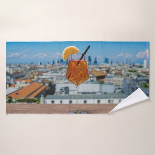 Spritz-cocktail op een tafel met uitzicht van Mila Badhanddoek (Badhanddoek)