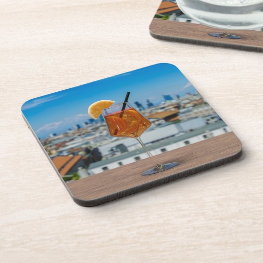 Spritz-cocktail op een tafel met uitzicht van Mila Bier Onderzetter (Linkerzijde)