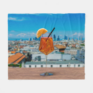 Spritz-cocktail op een tafel met uitzicht van Mila Fleece Deken