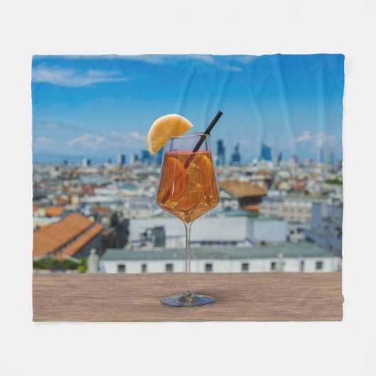 Spritz-cocktail op een tafel met uitzicht van Mila Fleece Deken (Voorkant (Horizontaal))