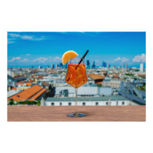 Spritz-cocktail op een tafel met uitzicht van Mila Foto Afdruk