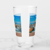 Spritz-cocktail op een tafel met uitzicht van Mila Glas (Links)