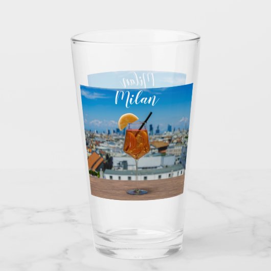 Spritz-cocktail op een tafel met uitzicht van Mila Glas (Voorkant)