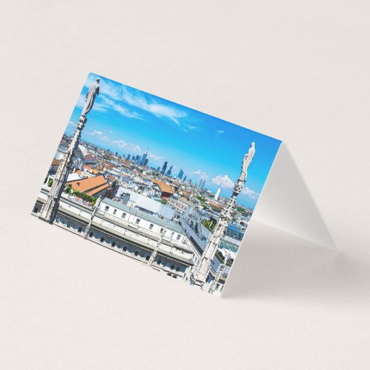 Spritz-cocktail op een tafel met uitzicht van Mila Kaart (Achterkant)