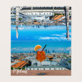 Spritz-cocktail op een tafel met uitzicht van Mila Kaart (Buitenkant ongevouwen)