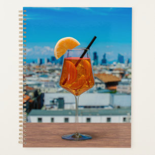 Spritz-cocktail op een tafel met uitzicht van Mila Planner
