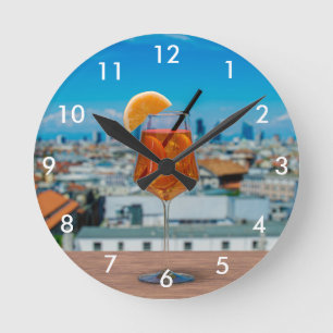 Spritz-cocktail op een tafel met uitzicht van Mila Ronde Klok