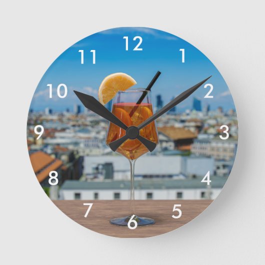 Spritz-cocktail op een tafel met uitzicht van Mila Ronde Klok (Voorkant)