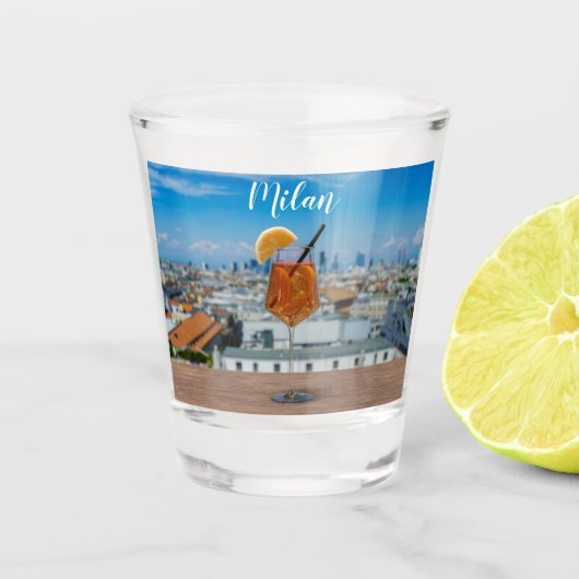 Spritz-cocktail op een tafel met uitzicht van Mila Shot Glas (Voorkant)