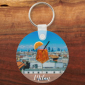 Spritz-cocktail op een tafel met uitzicht van Mila Sleutelhanger (Achterkant)