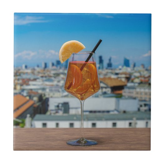 Spritz-cocktail op een tafel met uitzicht van Mila Tegeltje (Voorkant)