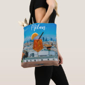 Spritz-cocktail op een tafel met uitzicht van Mila Tote Bag (Dichtbij)