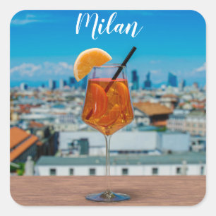 Spritz-cocktail op een tafel met uitzicht van Mila Vierkante Sticker