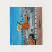 Spritz-cocktail op een tafel met uitzicht van Mila Wandkleed (Voorkant)