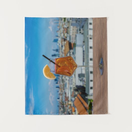 Spritz-cocktail op een tafel met uitzicht van Mila Wandkleed (Voorkant)
